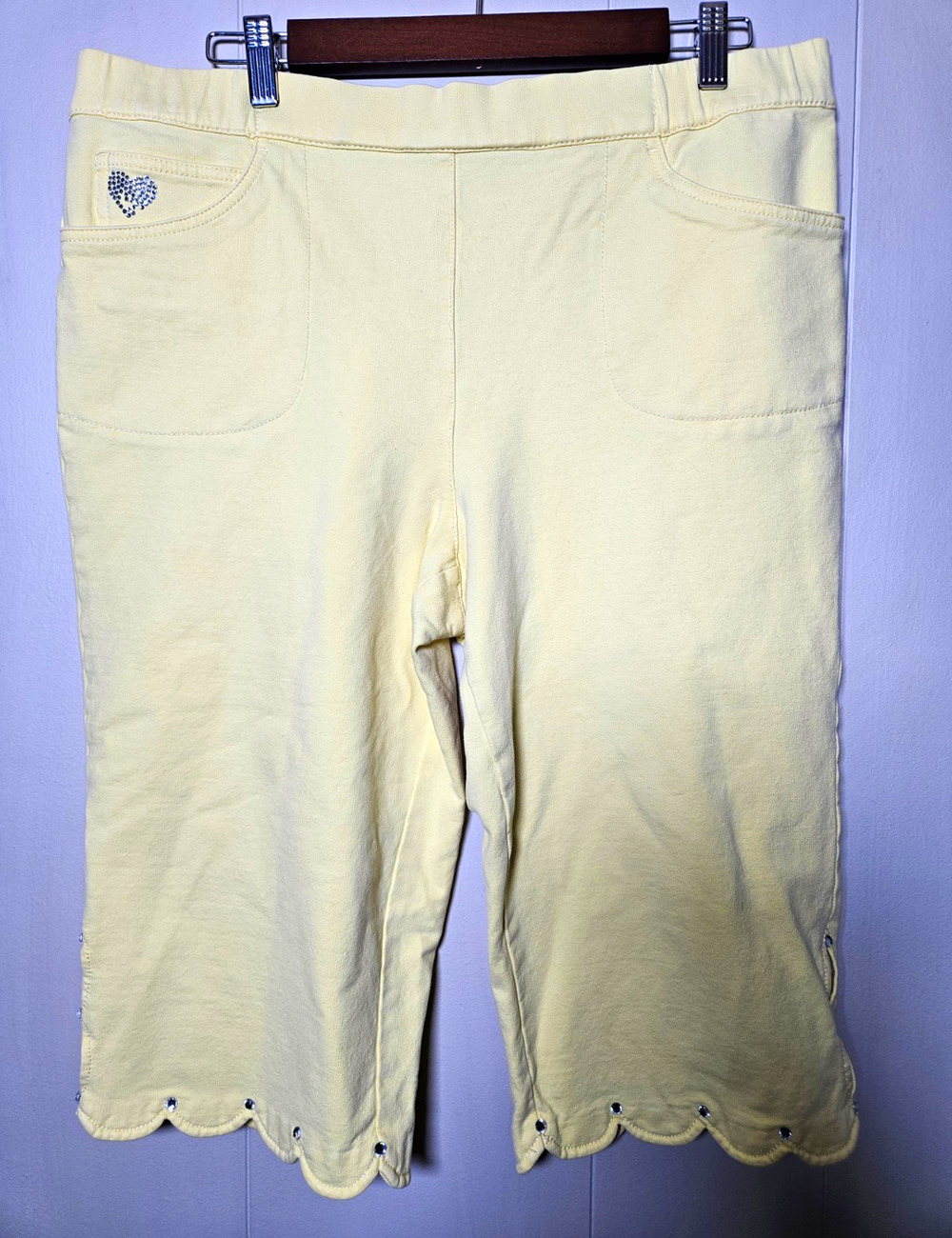 DreamJeannes by Quacker Factory Women’s Yellow Rhinestone Capri Pants Pull On L